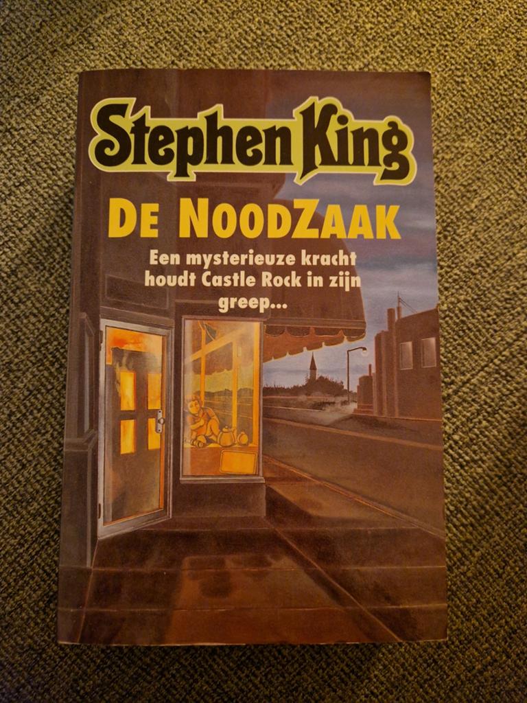 Stephen King - De Noodzaak (Paperback), Boeken, Ophalen of Verzenden, Gelezen, Stephen King, Nederland