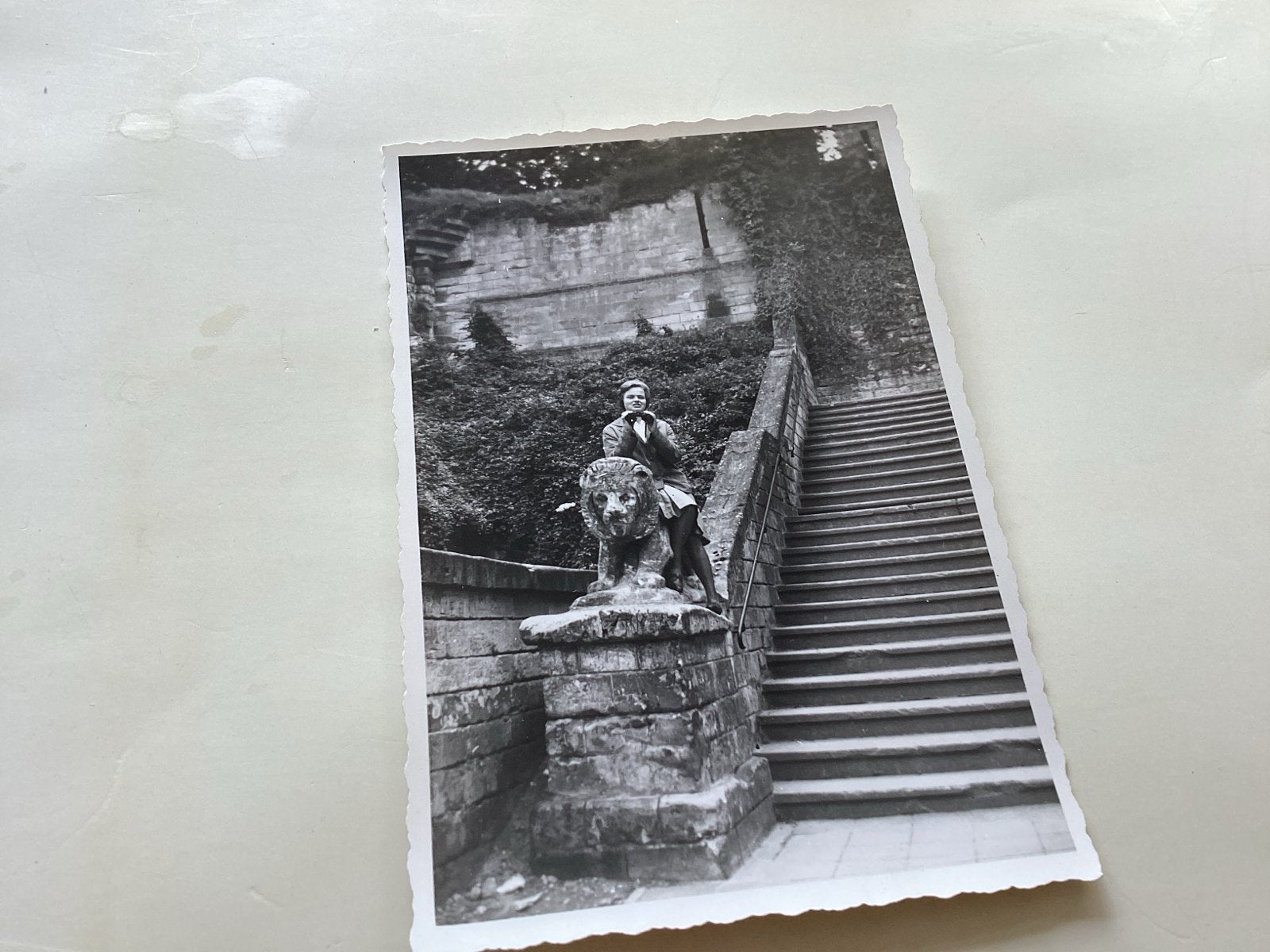 Vrouw op leeuwenbeeld in Valkenburg (1962), Verzamelen, 1960 tot 1980, Gebruikt, Foto, Ophalen of Verzenden