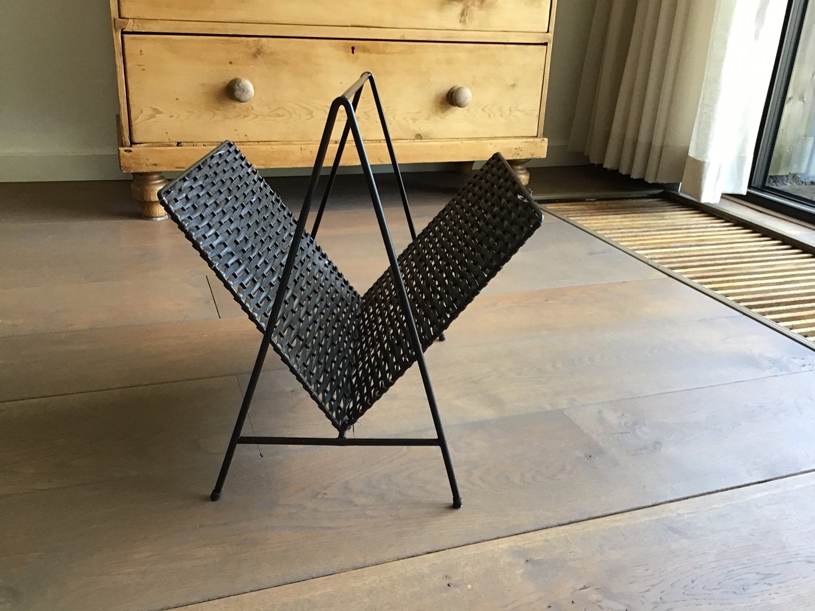 Vintage rotan zwarte lectuurmand, tijdschriftenmand bak, Ophalen of Verzenden, Zo goed als nieuw