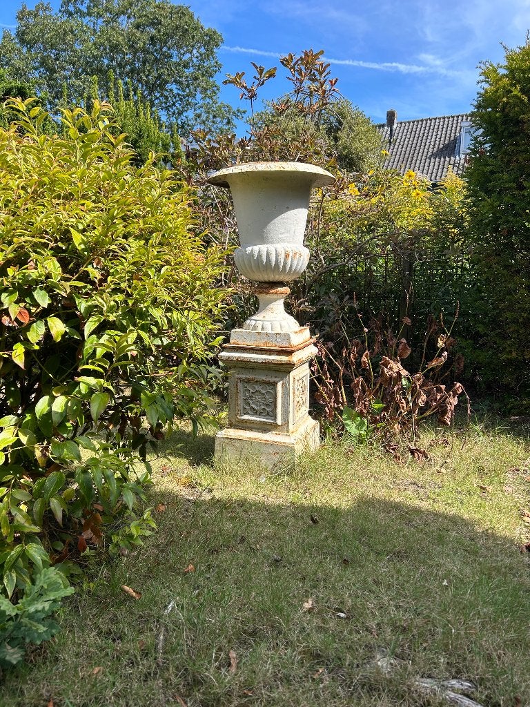 2 x Gietijzeren vaas, Tuin en Terras, Ophalen, Gebruikt