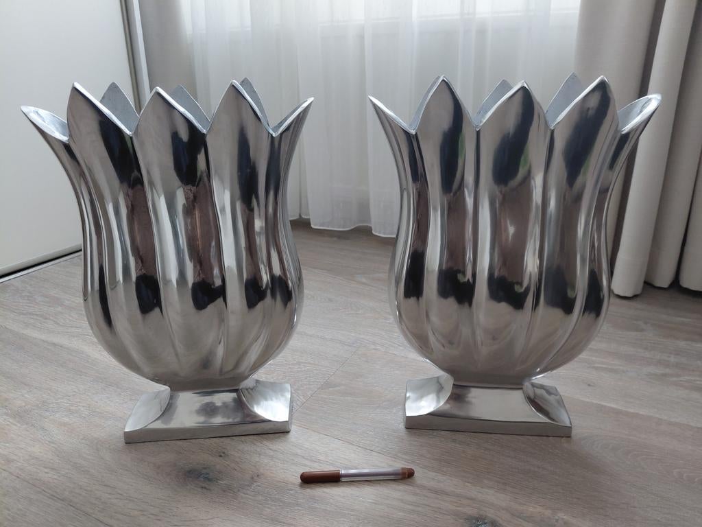 Grote rvs aluminium chrome zilveren tulpen vazen, Huis en Inrichting, Overige materialen, Overige kleuren, Ophalen of Verzenden