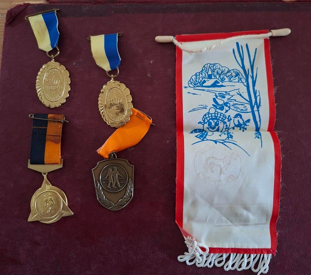 Wandeltocht medailles Meerssen  + 1 vaantje, Ophalen of Verzenden, Overige materialen
