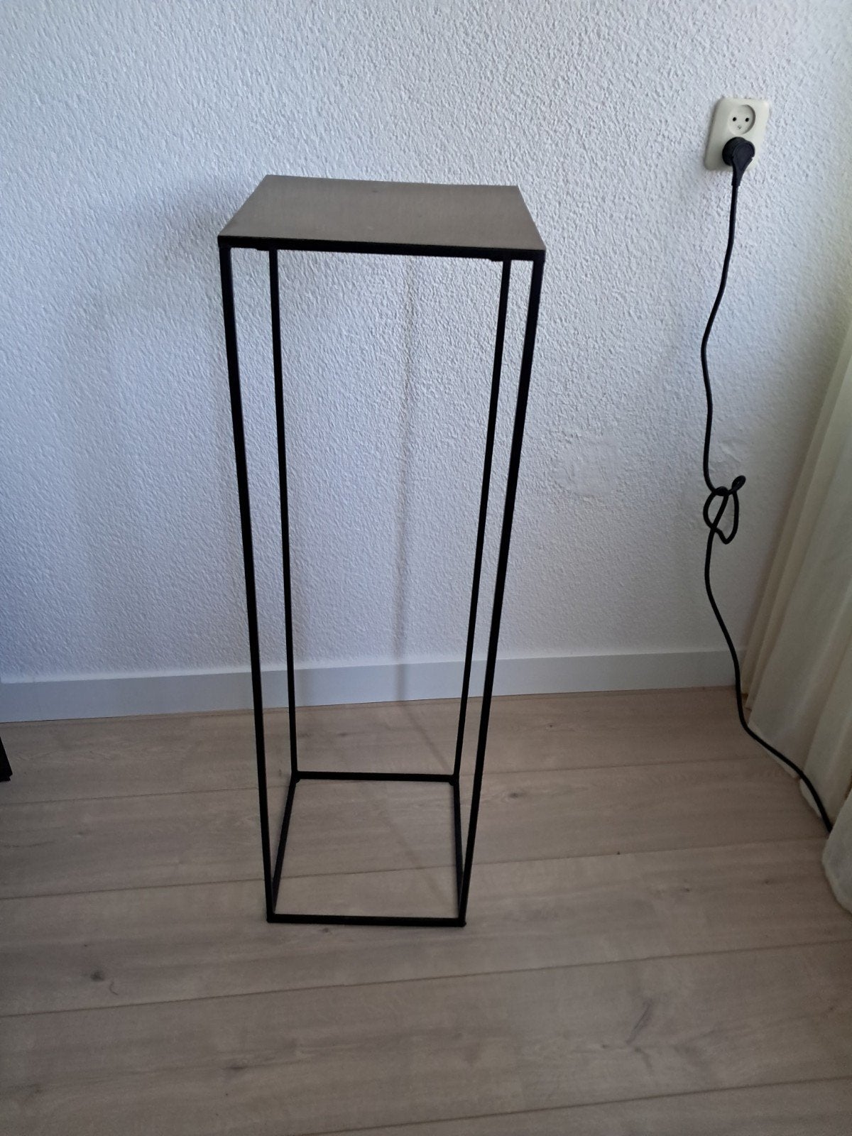 Zwarte metalen plantenstandaard met gouden plaatje, 100 cm, Ophalen, Zwart, Metaal