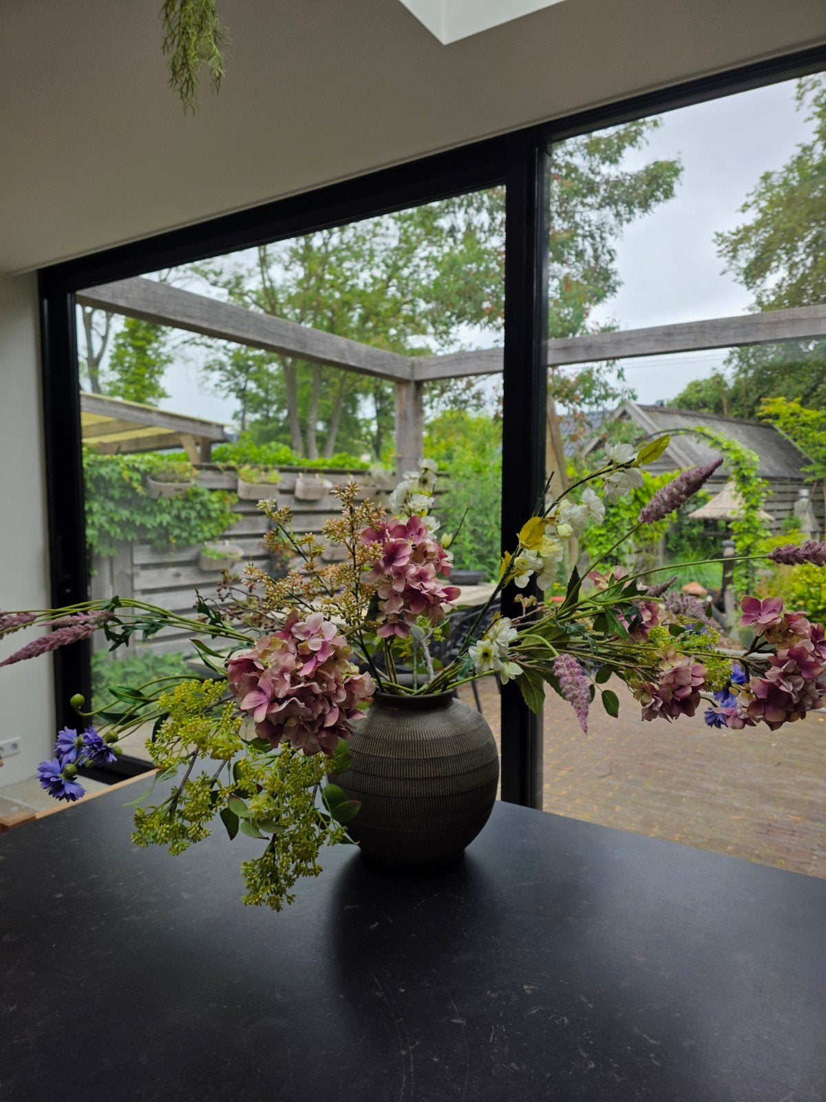 Prachtig kunstbloemstuk met diverse bloemen, Binnen, Textiel, Ophalen of Verzenden, Zo goed als nieuw