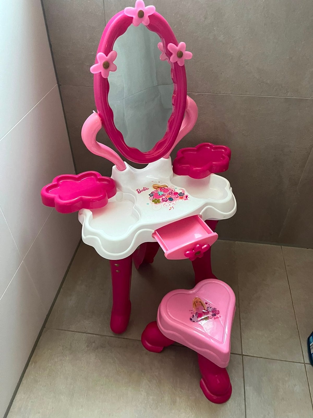 Barbie make-up tafeltje voor kinderen met krukje, Ophalen of Verzenden, Gebruikt, Meisje