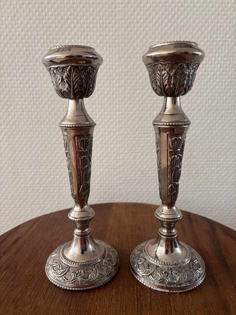 Antieke kandelaars verzilverd met bladmotieven en parelrand, Ophalen of Verzenden, Koper of Brons