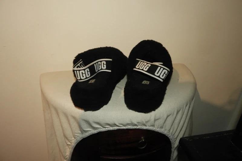 Ugg warme sloffen elastische merkband zwart gestoffeerd 40, UGG, Verzenden, Zwart, Zo goed als nieuw