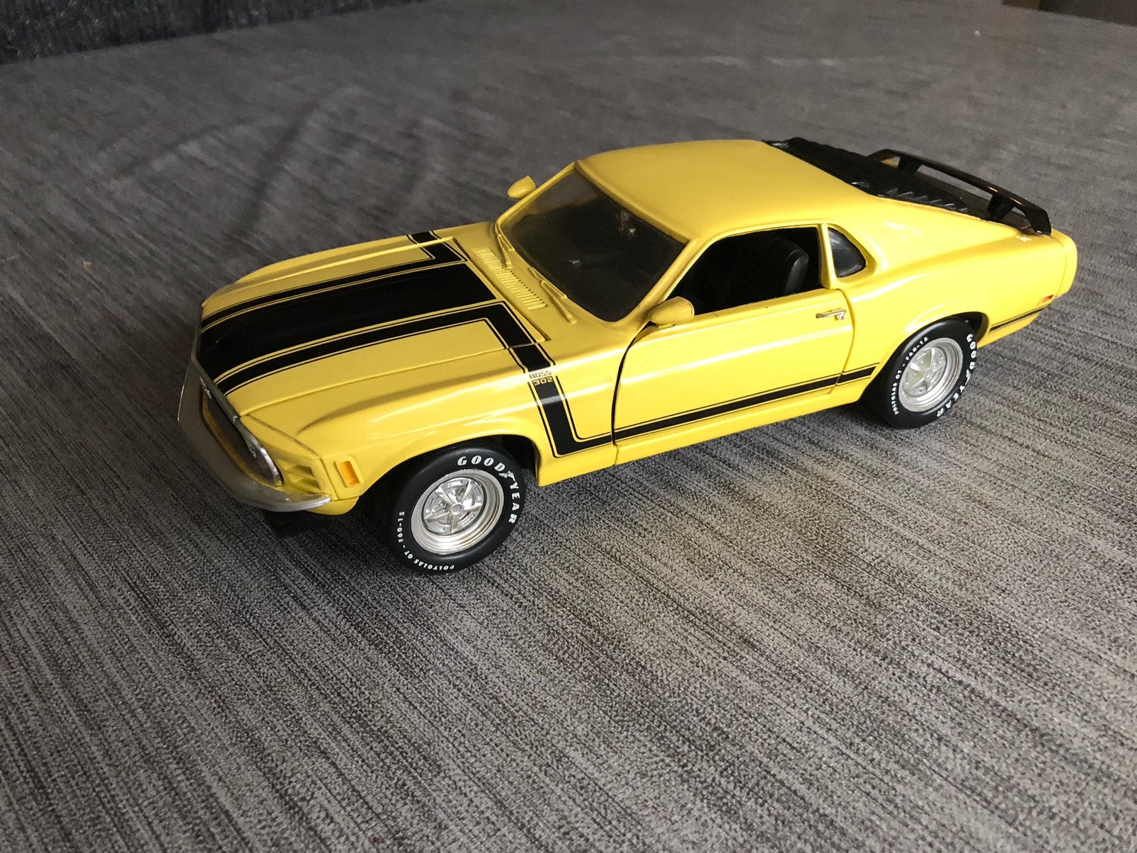 Ertl 1/18 ford Mustang boss 302 zonder doos, Ophalen, Zo goed als nieuw, Auto, ERTL