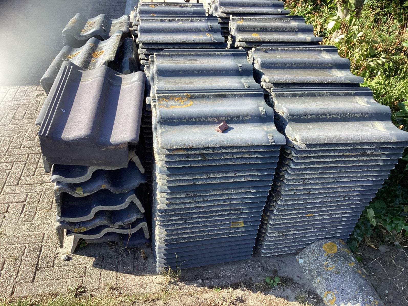 Gratis dakpannen en hoekpannen, Doe-het-zelf en Verbouw, Dakpannen en Dakbedekking, Ophalen, Steen of Klei, Zo goed als nieuw
