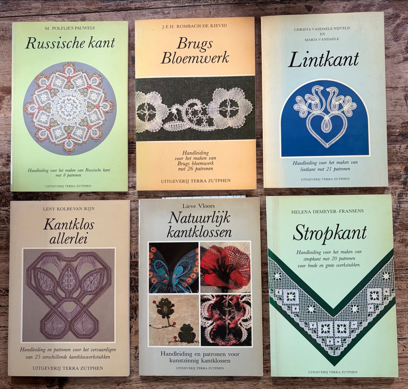 12 boeken over kantklossen met patronen, Gebruikt, Overige thema's, Meerkleurig, Ophalen of Verzenden