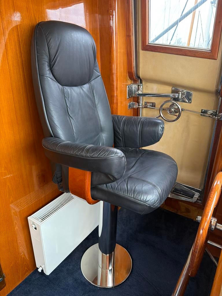 Luxe Zwarte Lederen Kapiteinsstoel met Houten Details, Ophalen, Zwart, Leer, Zo goed als nieuw