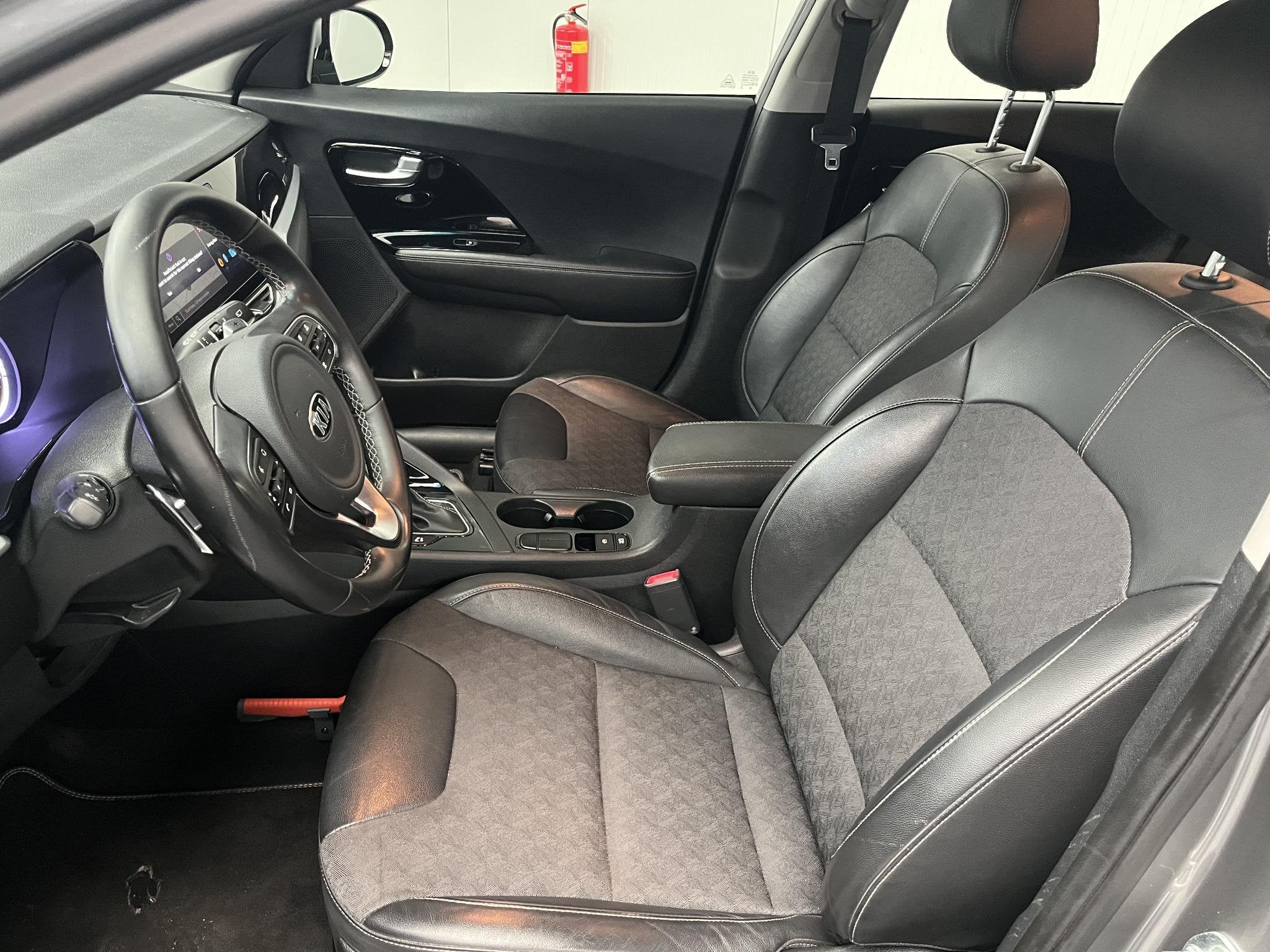 Foto 3 van Kia Niro 1.6 GDi Hybrid DynamicLine met Trekhaak, Cruisecont
