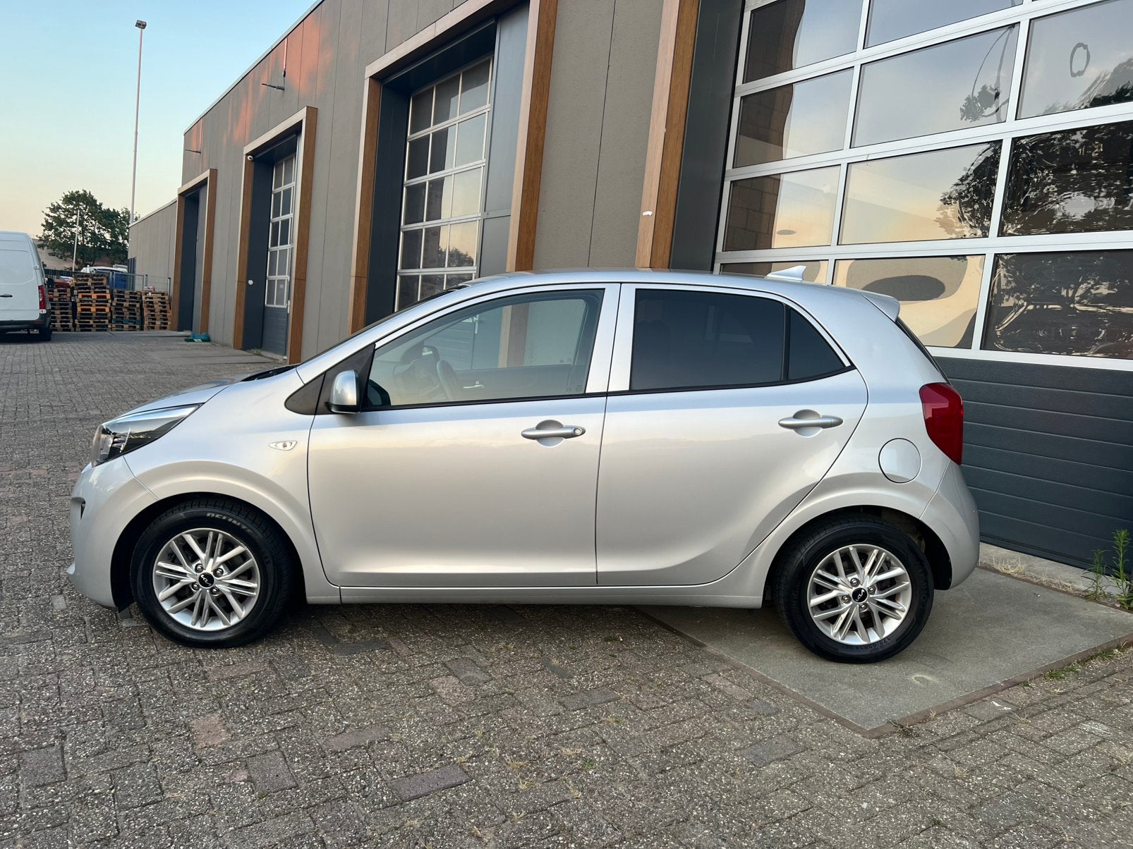 Kia Picanto 1.0 67pk Automaat 2022, Auto's, Stof, Zwart, Lichtsensor, Particulier