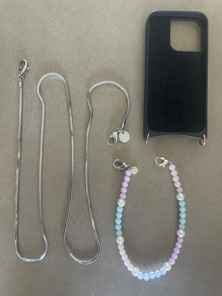 iPhone 14 Pro Dutchies hoesje met ketting en kralenband, Zwart, Met koord, Hoesje of Tasje, Zo goed als nieuw