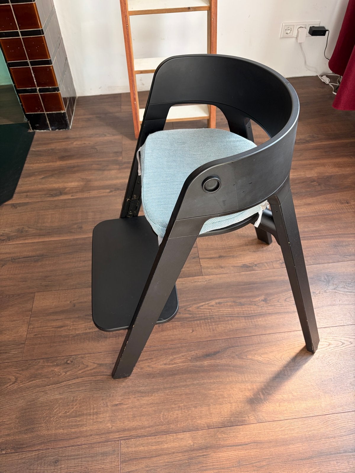 Stokke Meegroeistoel Zwart met Kussen, Kinderen en Baby's, Kinderstoelen, Ophalen, Gebruikt, Meegroeistoel, Aanschuifbaar