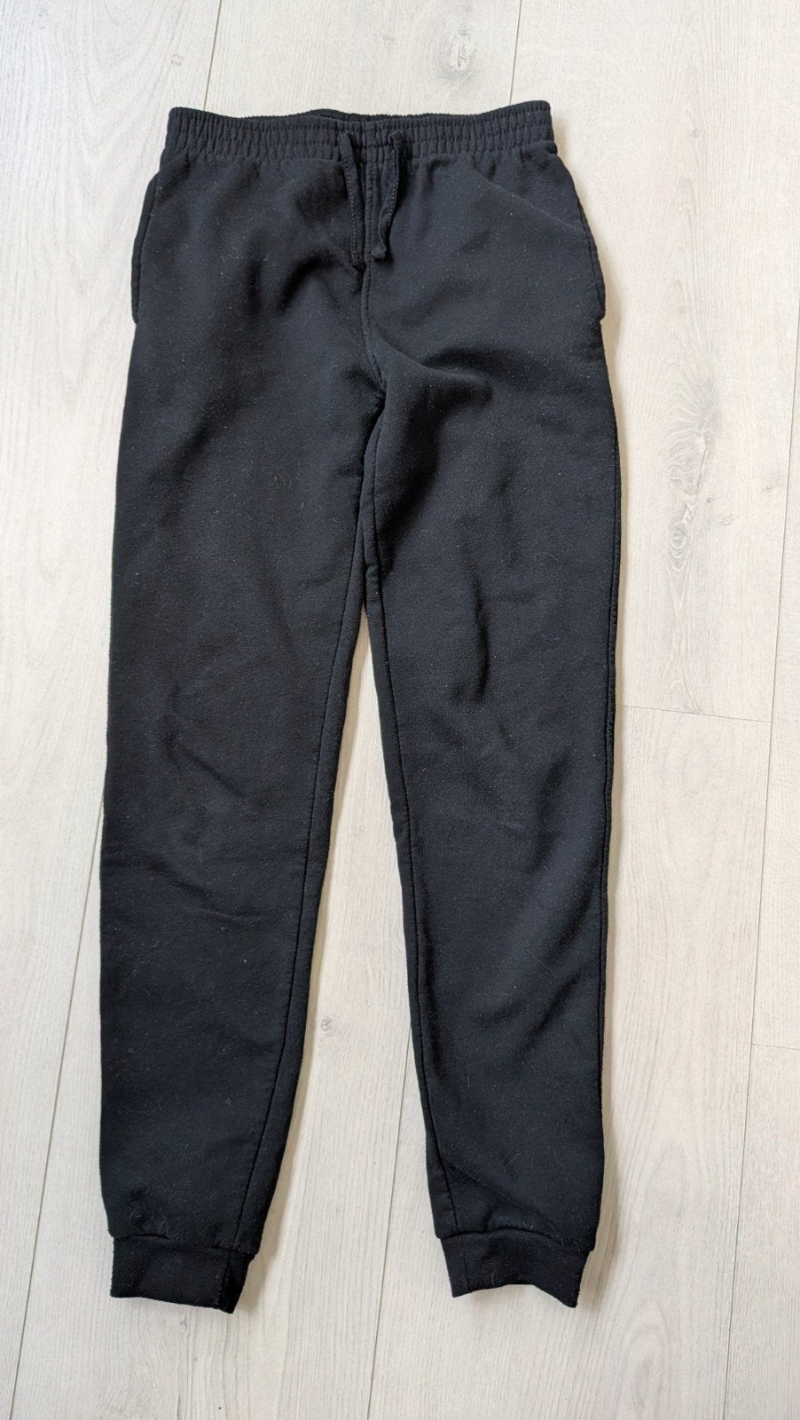 3 zwarte joggingbroeken, hier gedragen met maat 152/158, Ophalen of Verzenden, Zo goed als nieuw, Meisje