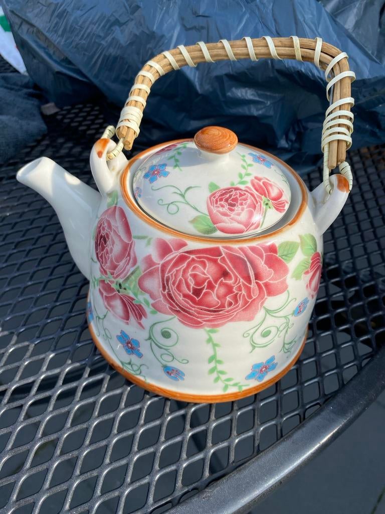 Theepot vintage met bloemenpatroon en rotan handvat, Gebruikt, Keramiek, Overige typen, Ophalen of Verzenden