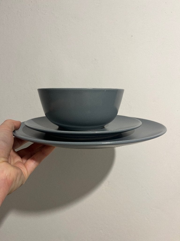 Servies set in 2 kleuren - grijs en roze - Ikea, Huis en Inrichting, Ophalen, IKEA, Zo goed als nieuw, Bord(en)