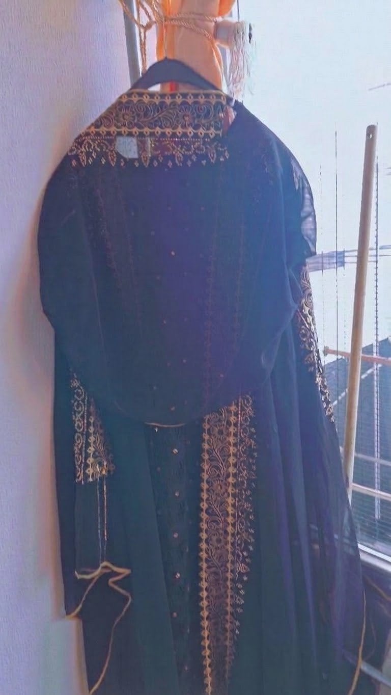 Elegante Zwarte Abaya met Gouden Borduurwerk, Zwart, Onder de knie, Ophalen, Maat 38/40 (M)