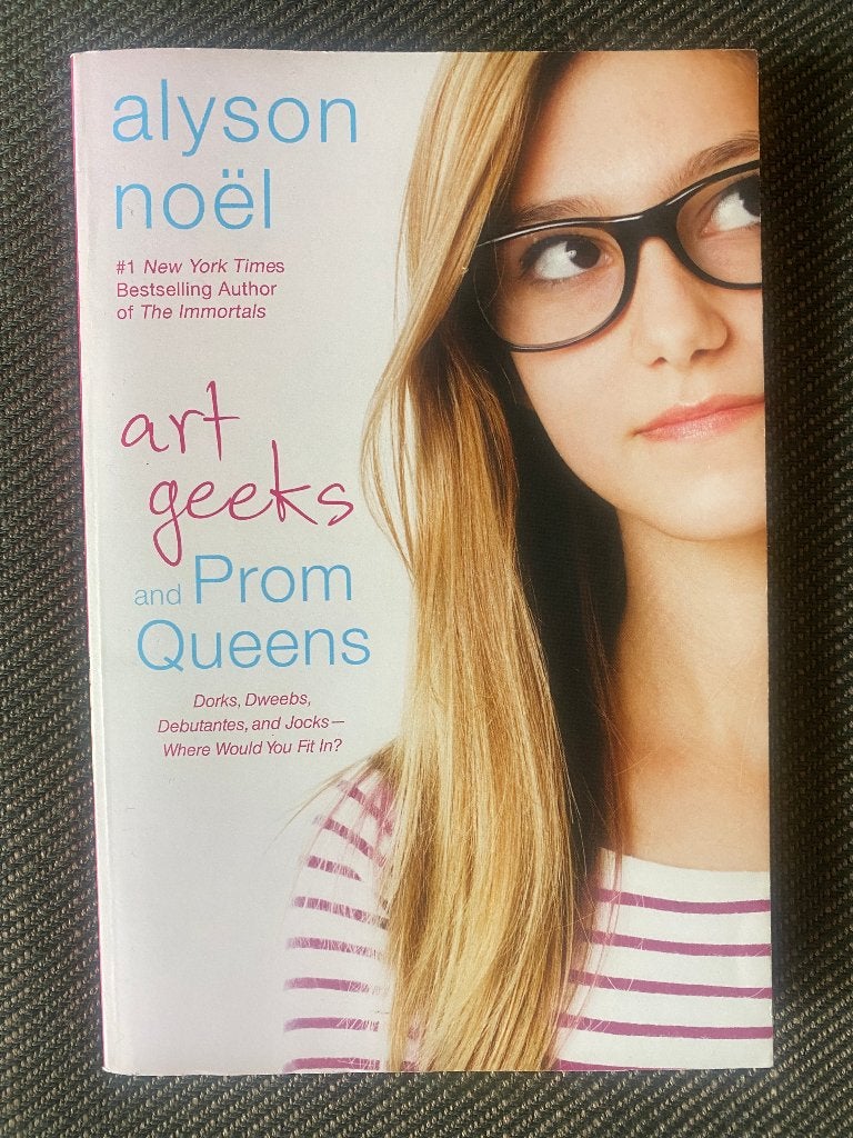 Alyson Noël - Art Geeks and Prom Queens. (Engelstalig), Ophalen of Verzenden, Zo goed als nieuw, Alyson Noël