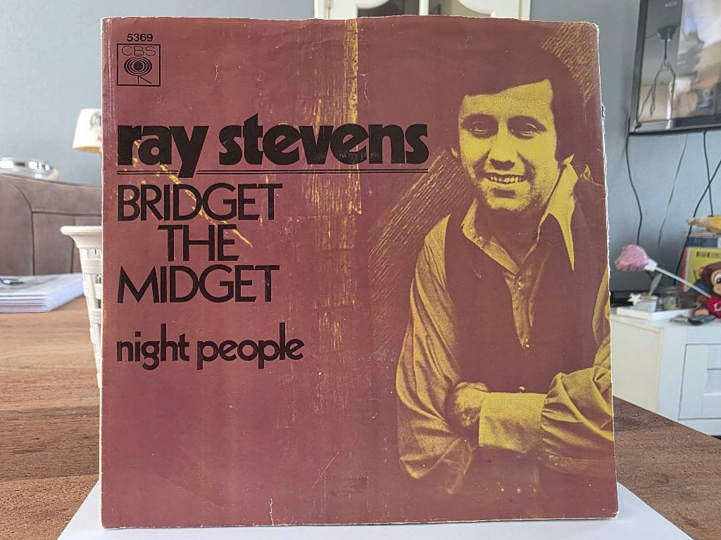 7" Single Ray Stevens - Bridget The Midget / Night People, Cd's en Dvd's, Vinyl Singles, Gebruikt, Pop, Overige typen, 7 inch