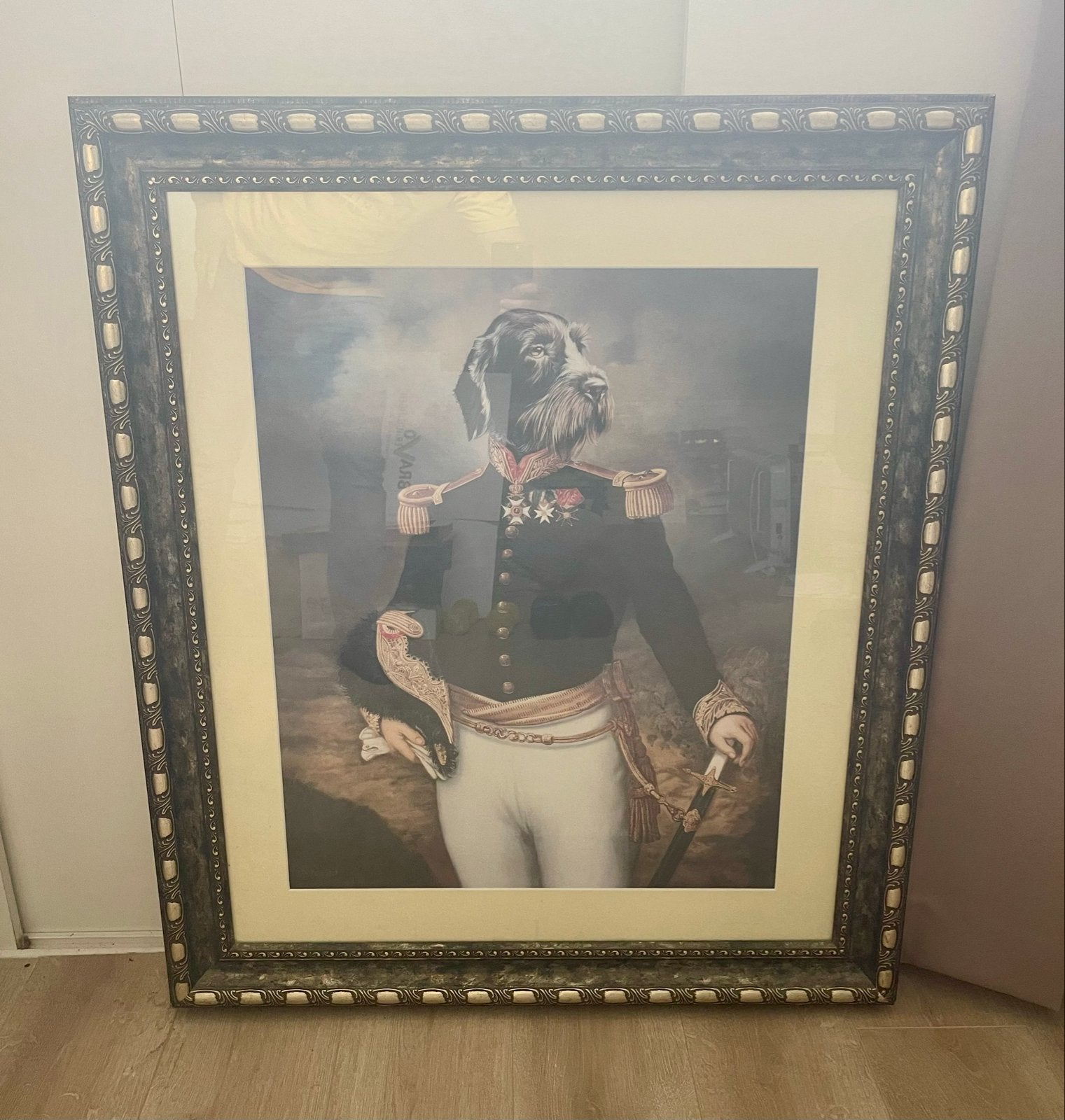 Ingelijste print van hond in militair uniform, 85x97,5cm, Ophalen, Zo goed als nieuw, 75 tot 100 cm, Print