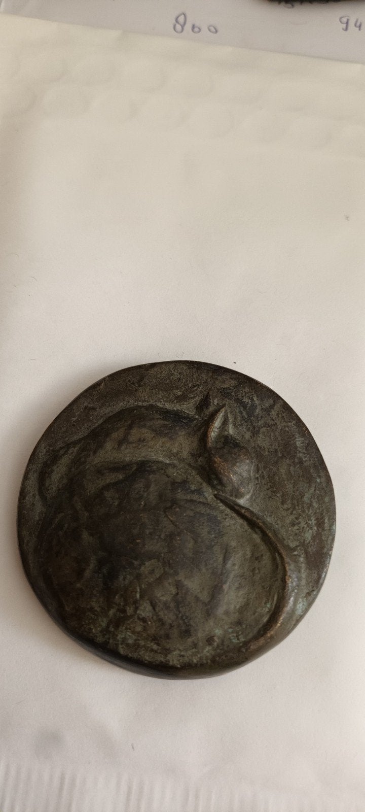 Antieke bronzen medaille Willy the Naughty Cat, Antiek en Kunst, Ophalen of Verzenden