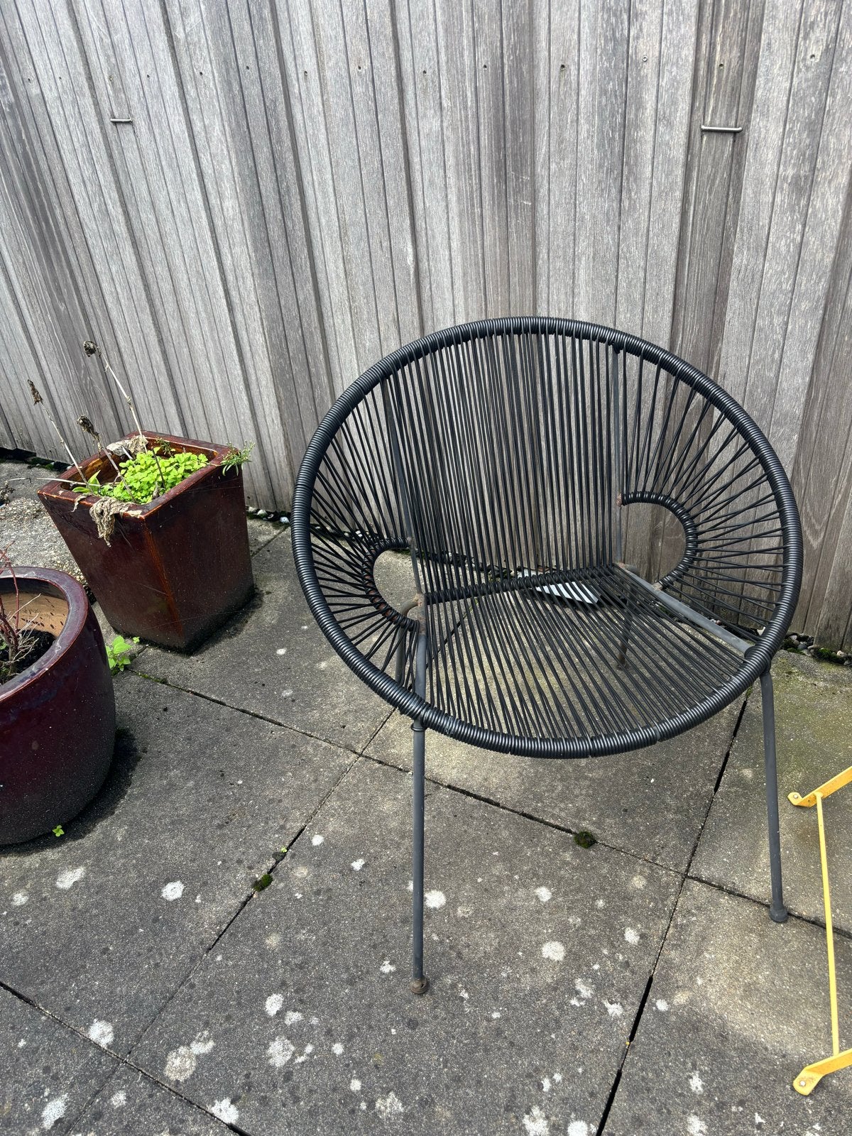 Foto 2 van Gezellige tuinset: 2 zwarte stoelen en gele tafel