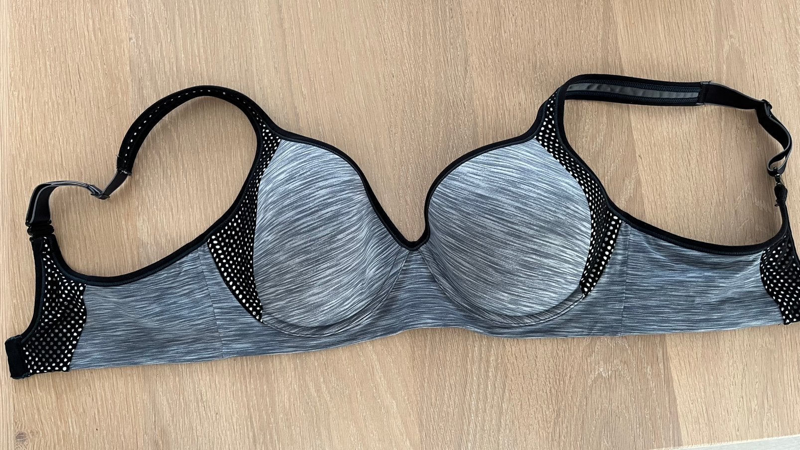Maidenform 85 c sport bh, Kleding | Dames, Sportkleding, Zo goed als nieuw, Fitness of Aerobics, Grijs, Ophalen of Verzenden
