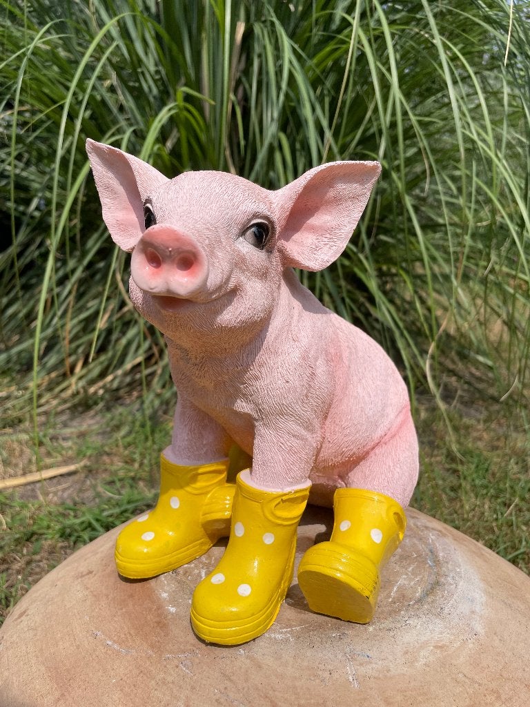 Varken laarsjes zittend, Geel, boerderij, tuin, 25cm, Ophalen of Verzenden, Nieuw, Kunststof, Dierenbeeld