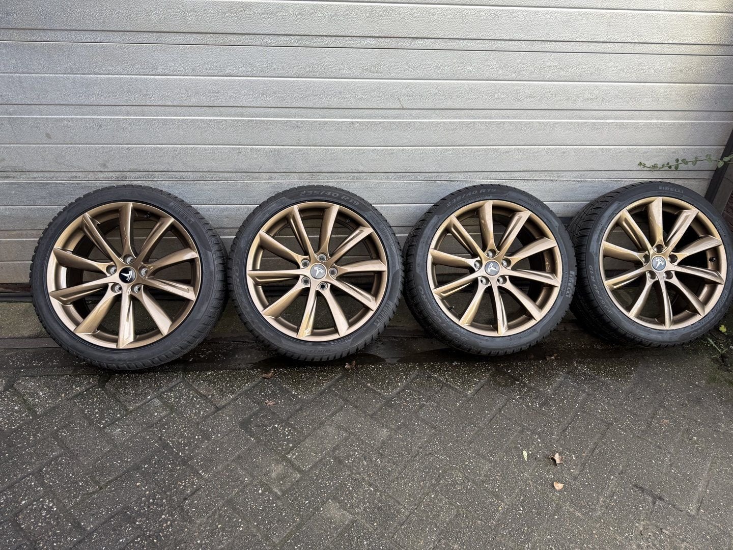 Foto 3 van 19 " Tesla Model 3  Performance velgen winterbanden sensoren