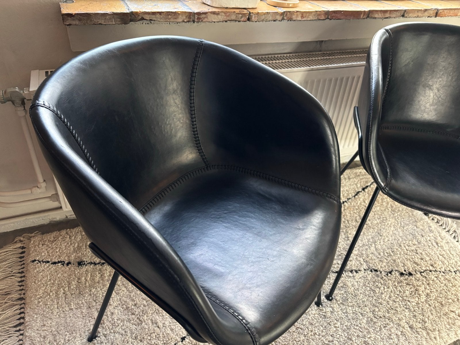 Set van 2 Zuiver Feston stoelen - Zwart leer, Huis en Inrichting, Ophalen, Twee, Zwart, Leer