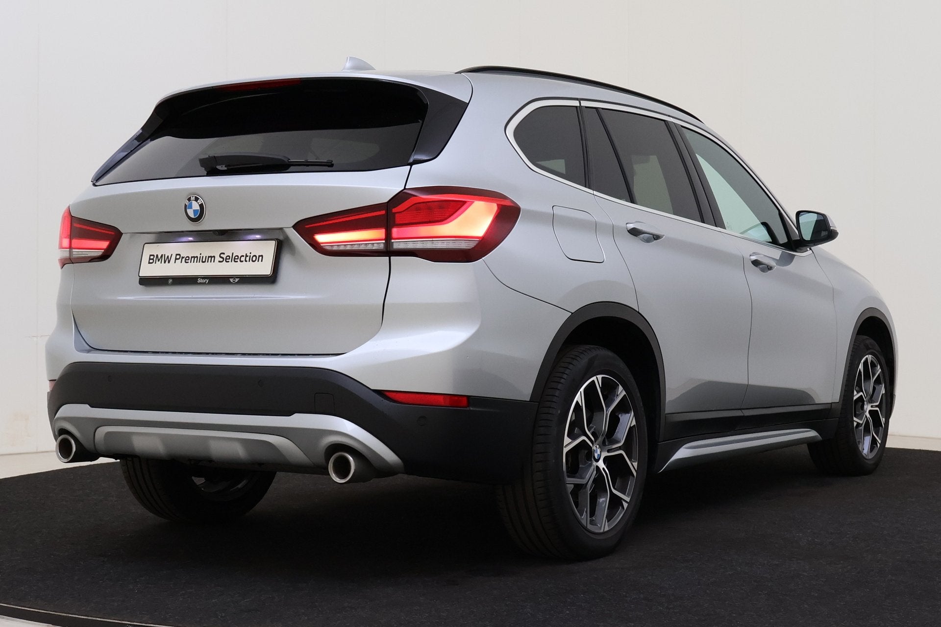 BMW X1 sDrive20i High Executive xLine Automaat / Trekhaak /, Auto's, Met garantie (alle), Bedrijf, SUV of Terreinwagen, 84 €/maand