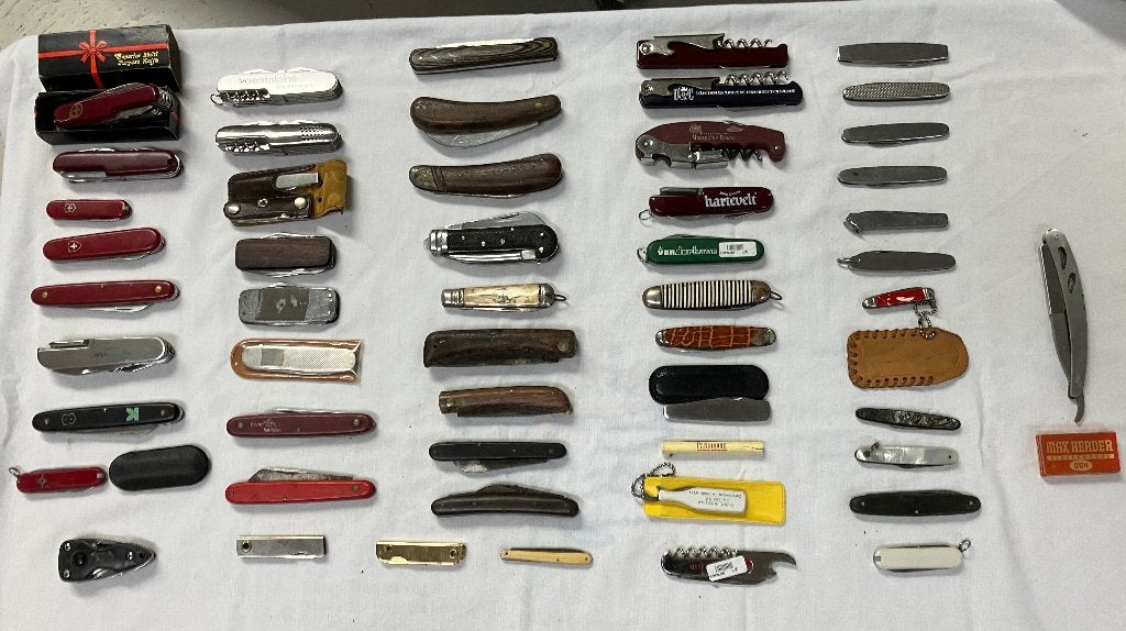 Lot 50 zakmessen zakmesjes o.a. Victorinox Opinel Max Herder, Verzenden