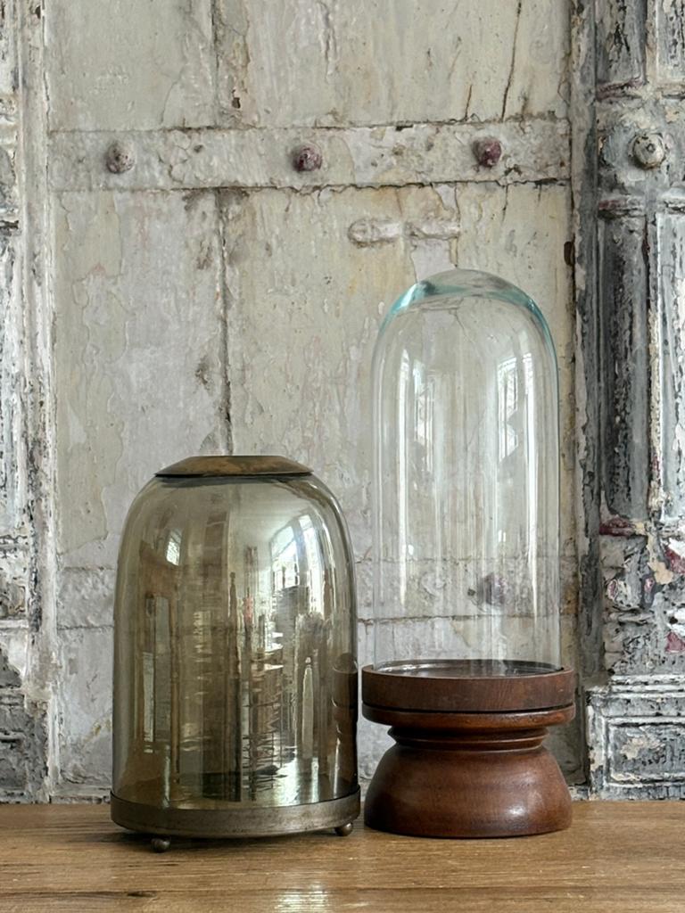 Set van 2 glazen stolpen met houten voet, Huis en Inrichting, Woonaccessoires | Stolpen, Ophalen of Verzenden, Zo goed als nieuw
