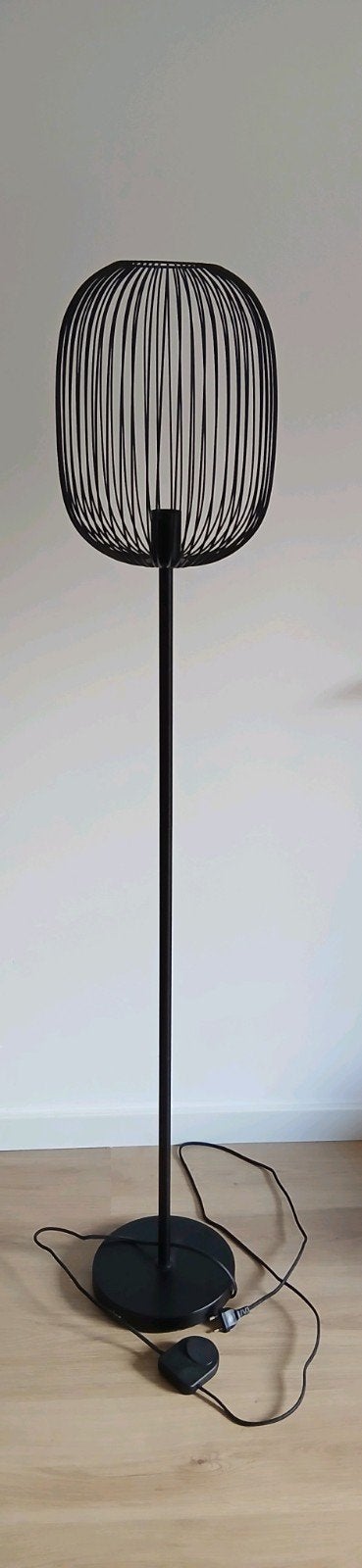 Nikki Gamma Zwarte metalen staande lamp, Ophalen, Modern, Industrieel, E27 (groot), Zo goed als nieuw