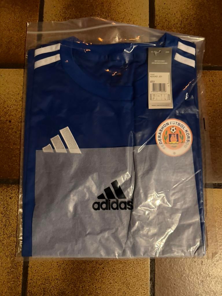 Adidas Curaçao Voetbalshirt Blauw - Maat L - NIEUW, Kleding | Heren, Sportkleding, Maat 52/54 (L), Blauw, Nieuw, Ophalen of Verzenden