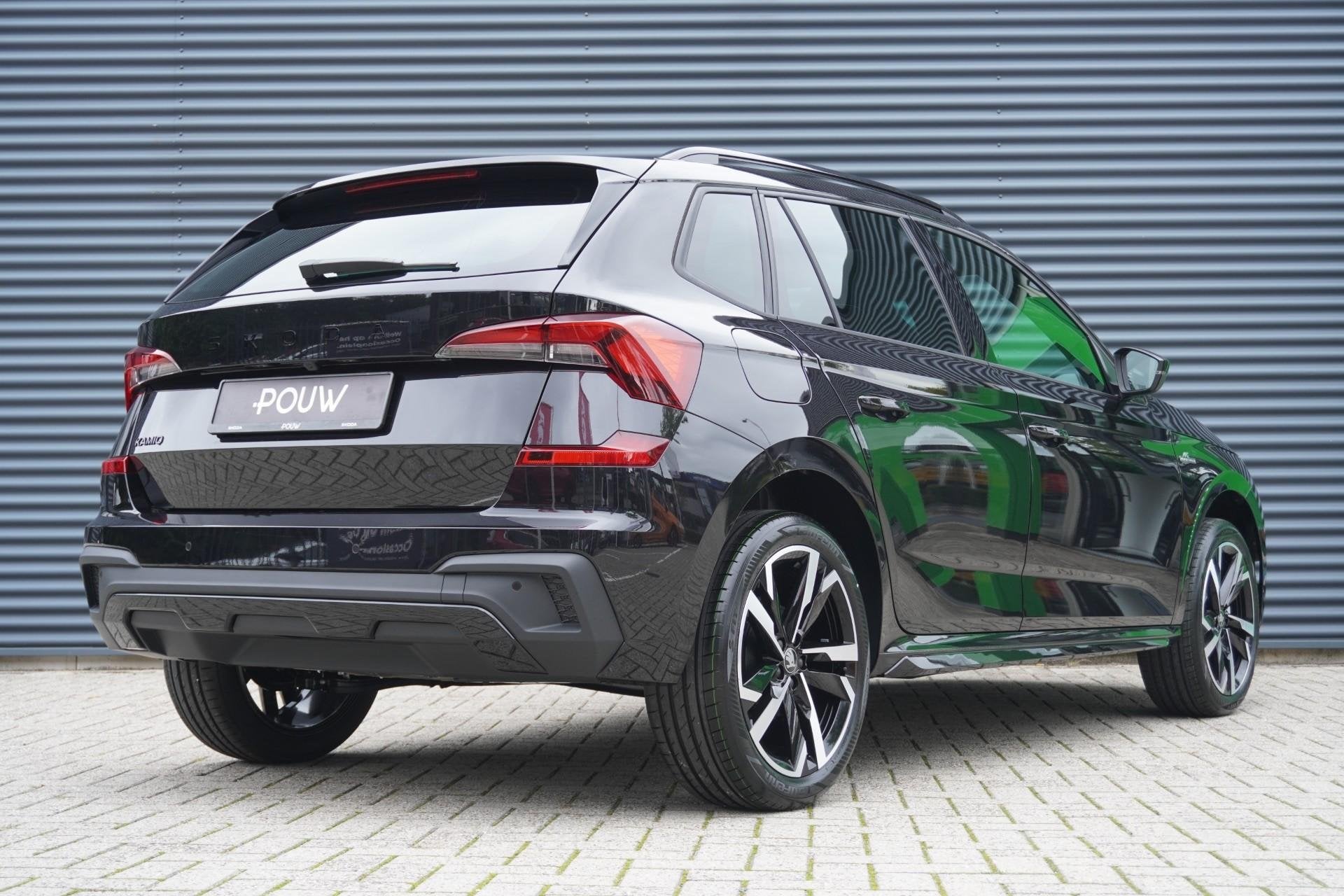 Skoda Kamiq 1.0 TSI 115pk DSG Monte Carlo | Winter Premium P, Auto's, 12 maanden, Zwart, Bedrijf, Nieuw