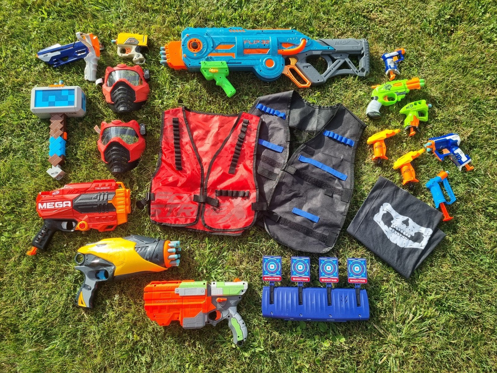 Grote Nerf set: 14 pistolen, vesten, maskers & schietschijf, Ophalen of Verzenden, Zo goed als nieuw