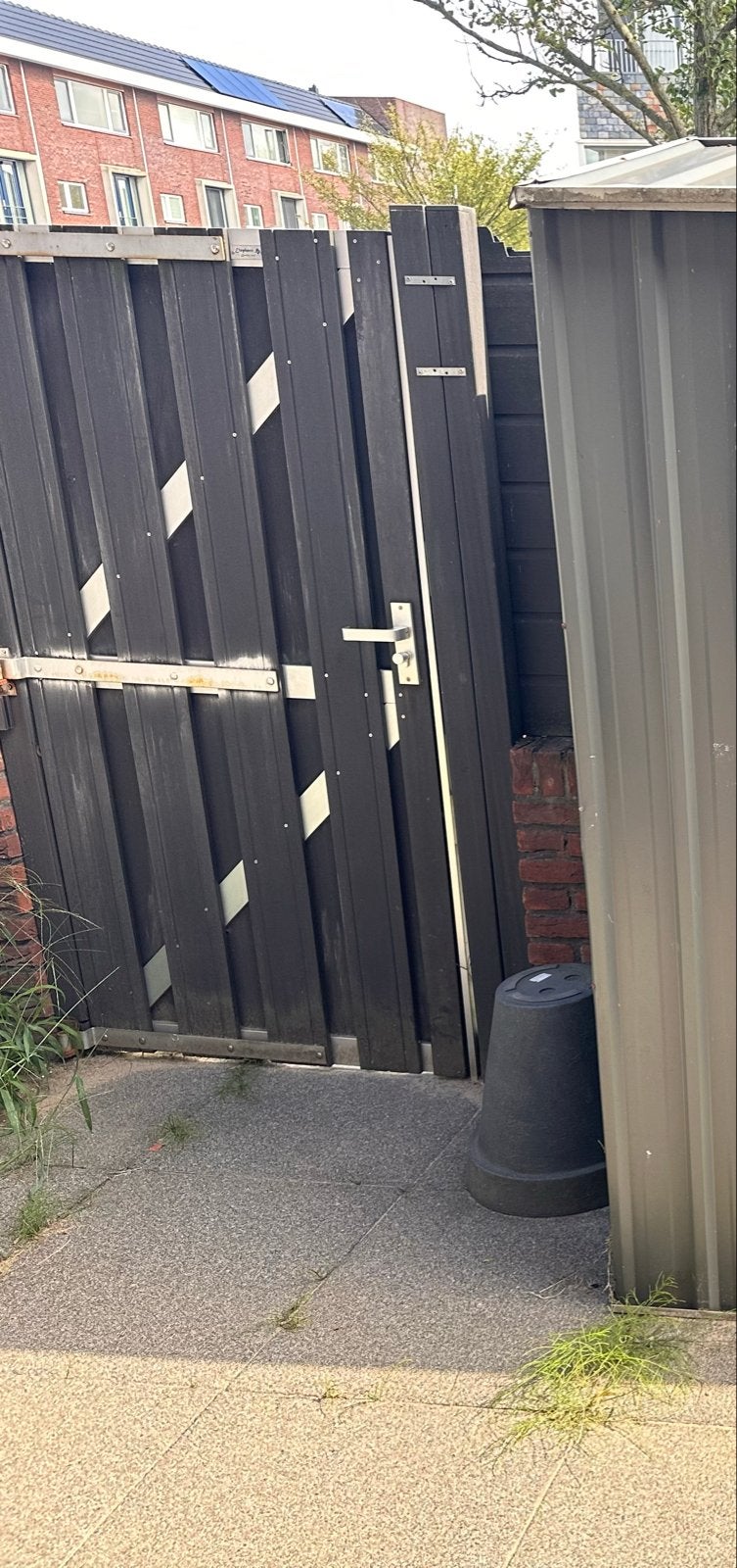 Zwarte houten schuttingdeur met metalen frame, Minder dan 3 meter, Ophalen of Verzenden, Hout, 1 tot 2 meter