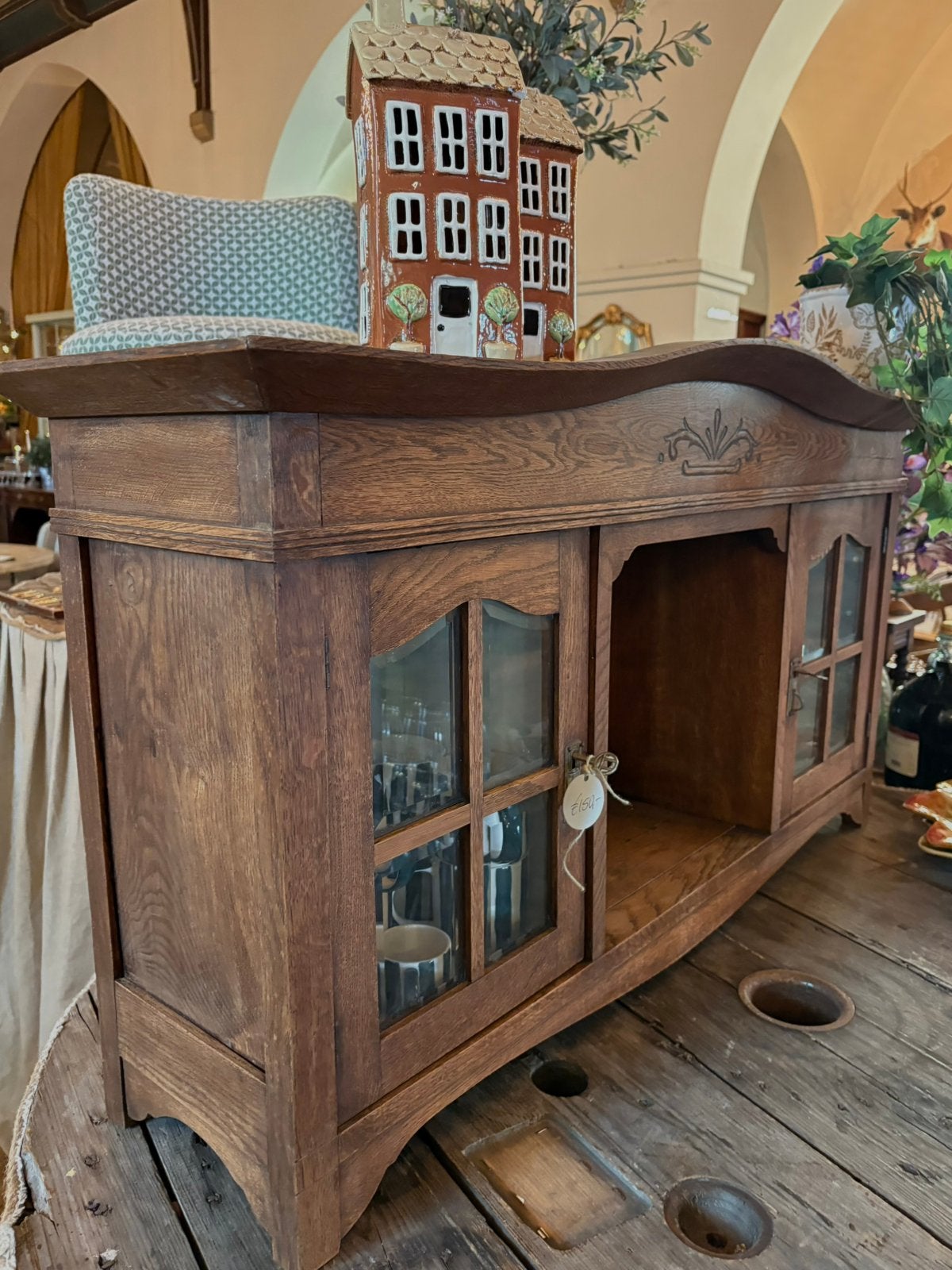 Leuk antiek houten vitrine kastje, met spiegel en 2 deurtjes, Ophalen of Verzenden