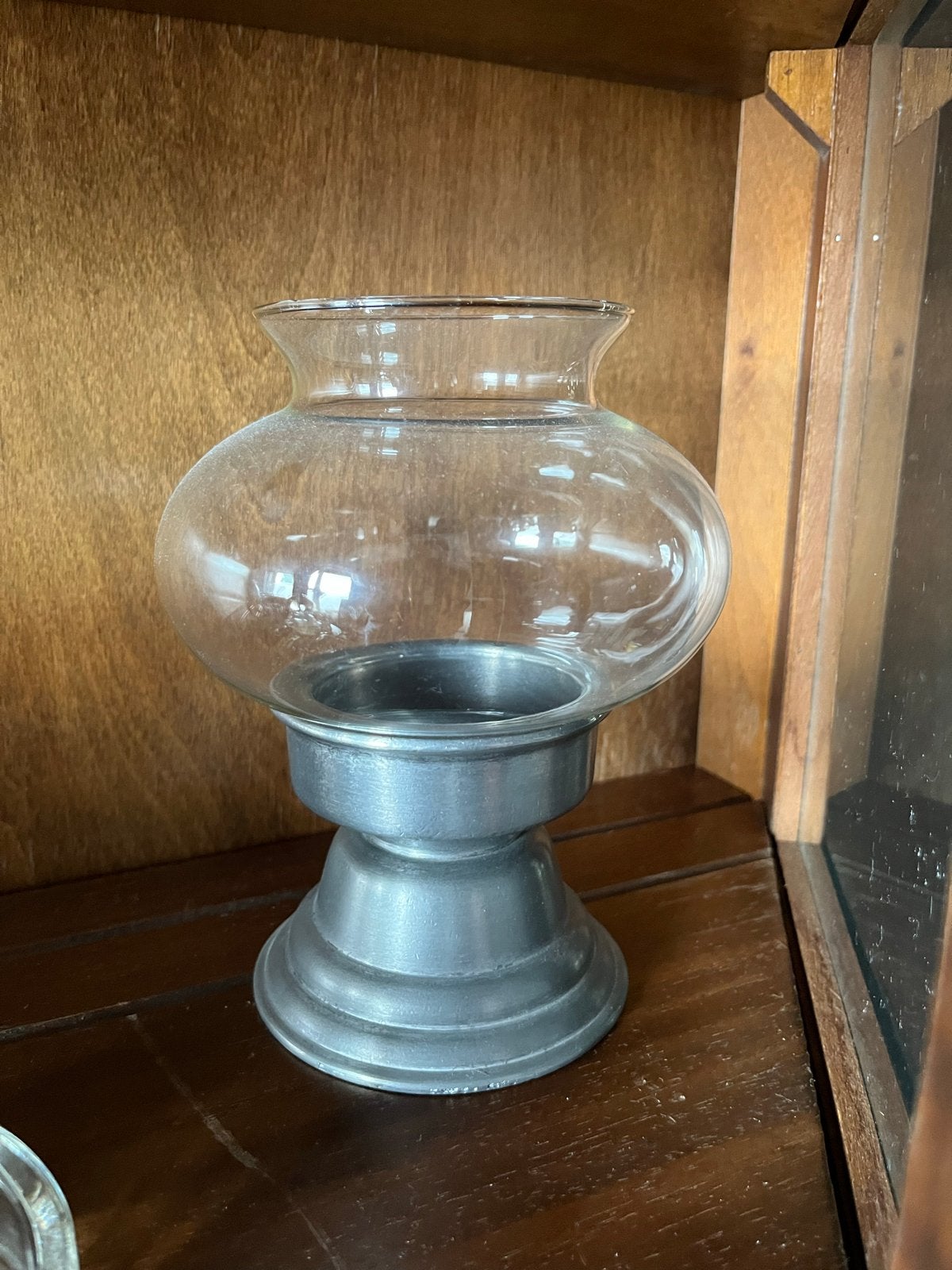 Glazen windlicht met metalen voet, Antiek en Kunst, Ophalen of Verzenden, Glas