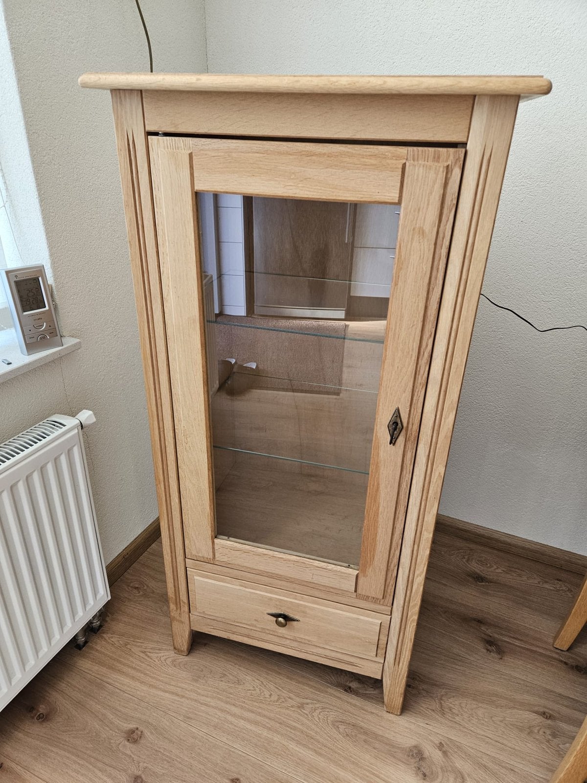 Te koop vitrinekast met lade, Ophalen, Gebruikt, Eikenhout, Met lade(s)