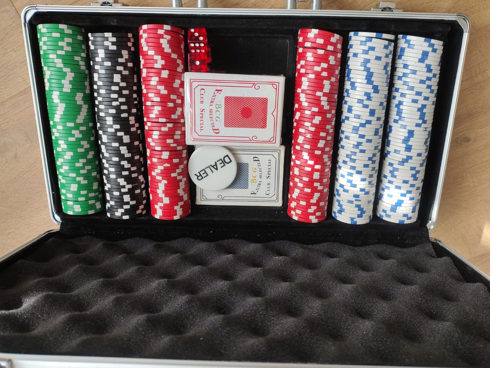 Pokerset in aluminium koffer met fiches en kaarten, Drie of vier spelers, Ophalen of Verzenden, Zo goed als nieuw, Onbekend