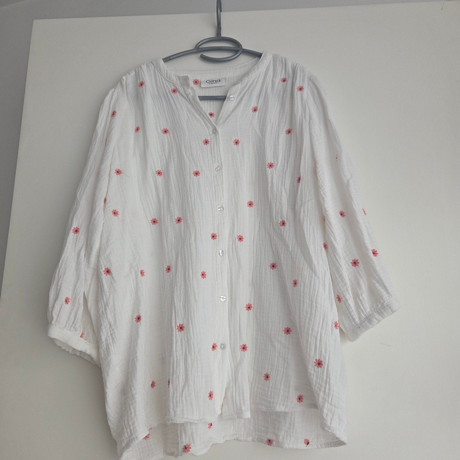 Gina witte blouse met rode bloemetjes, maat L (42/44), Wit, Maat 42/44 (L), Ophalen of Verzenden, Zo goed als nieuw