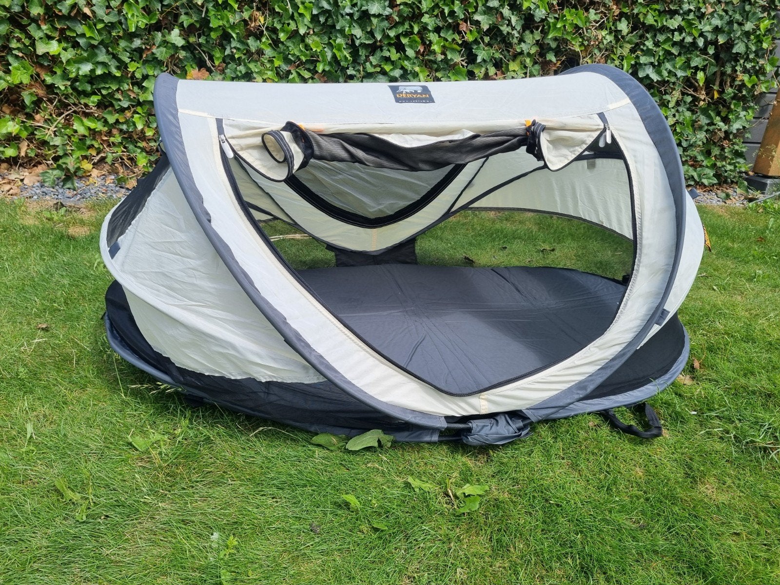 Deryan peuter reisbed- campingbedje + zelfopblazend matras, Ophalen of Verzenden, Zo goed als nieuw