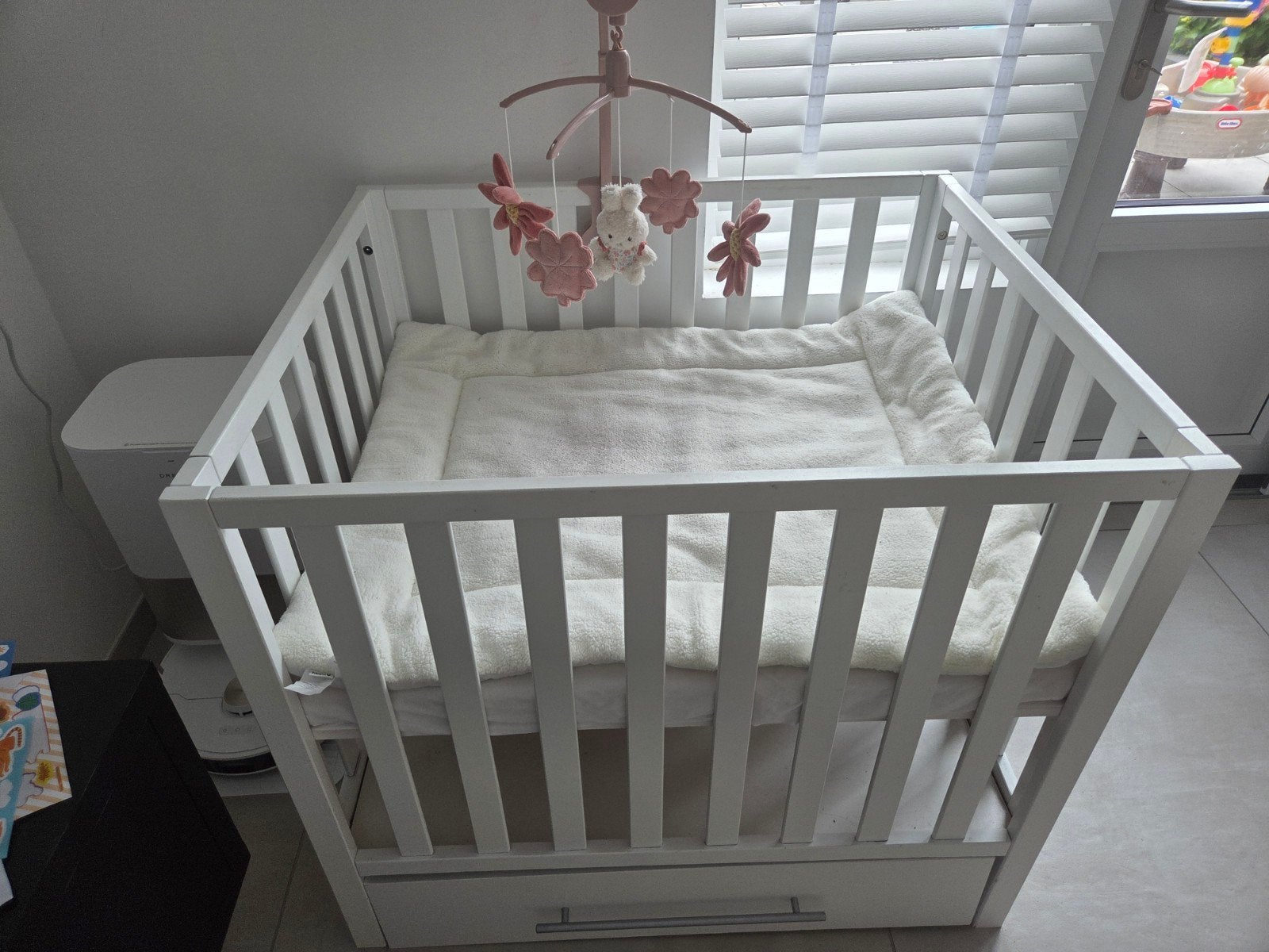 Wit kinderbox met lade en mobiel incl boxmatras en kleed, Kinderen en Baby's, Boxen, Ophalen, Gebruikt, Rechthoekig, Lade