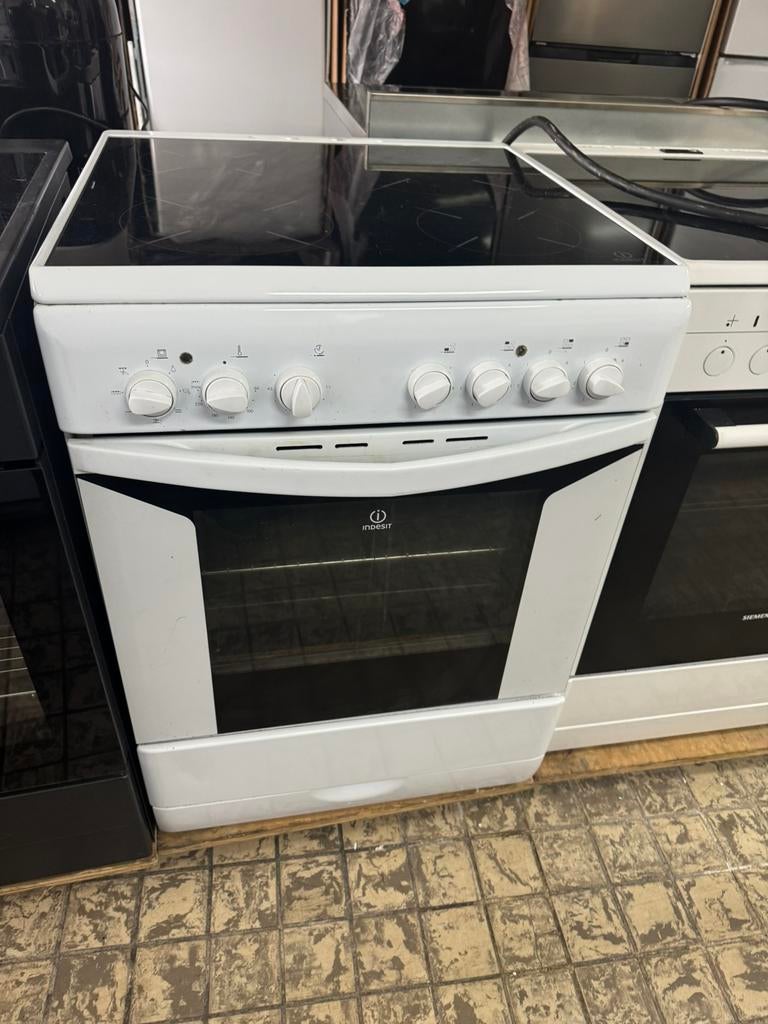 Indesit keramische fornuis, Verzenden, Hete lucht, Keramisch, 4 kookzones