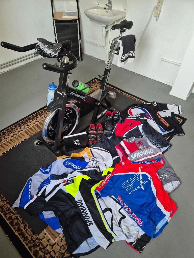 Spinner Pro Spinningfiets met complete kleding set schoenen, Ophalen, Gebruikt, Spinningfiets, Benen