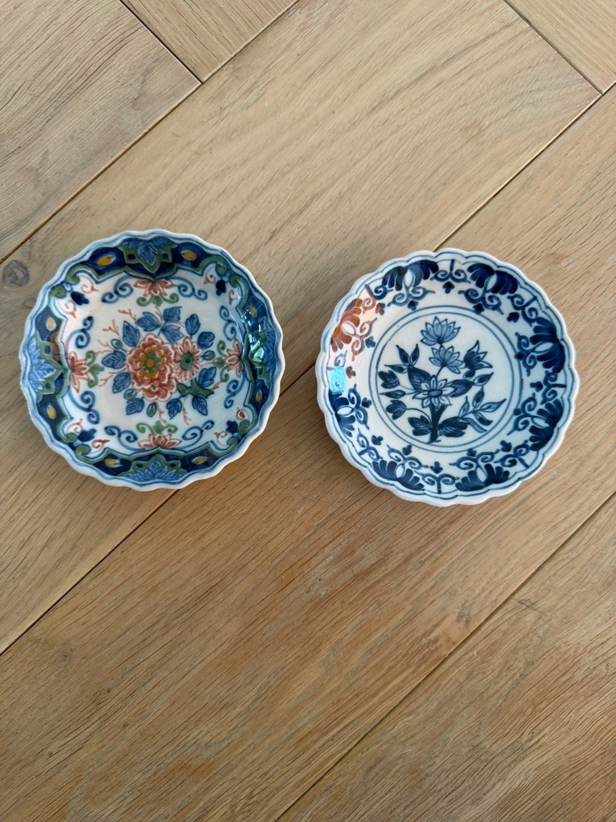 2 Sierbordjes van Tochelaar uit Makkum, Antiek en Kunst, Antiek | Wandborden en Tegels, Ophalen
